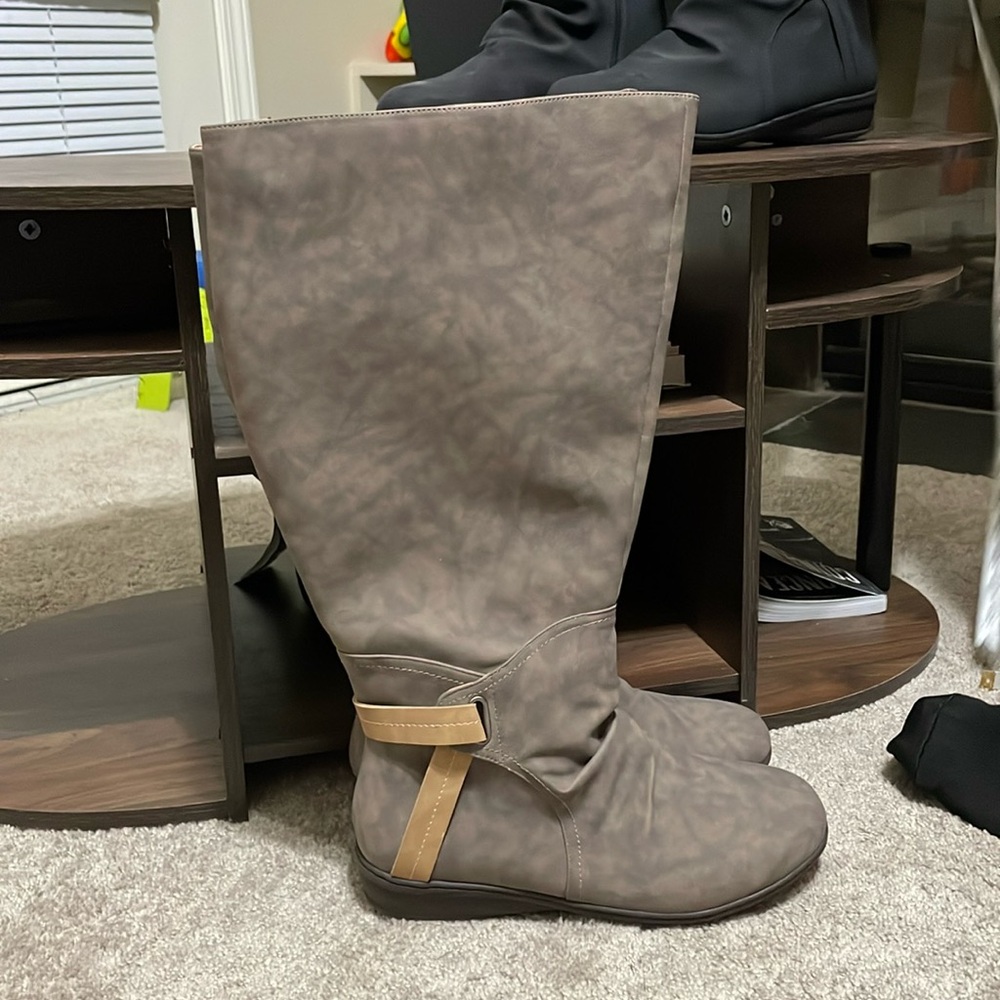 Comfortview Women’s boots, extra wide calf.